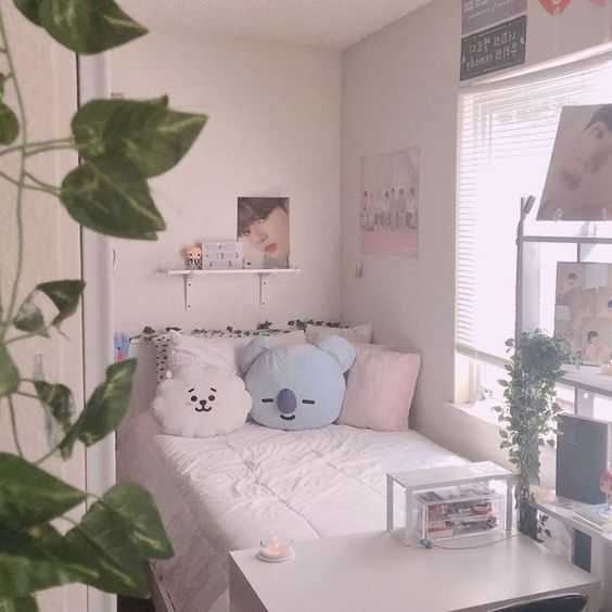 Simple bedroom deco