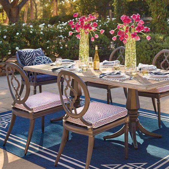 Outdoor dining room