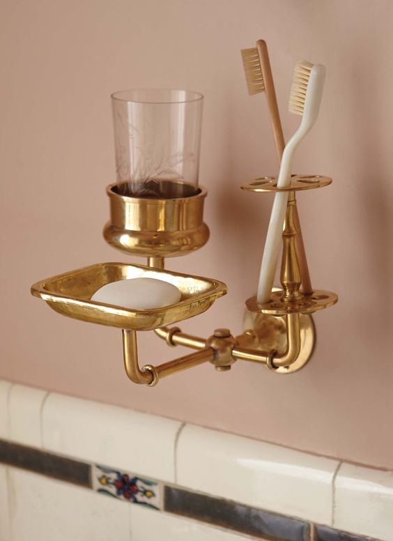 Modern Victorian accessories in the bathroom