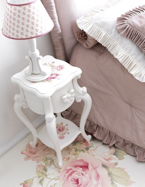 Shabby chic furniture to create feminine impression