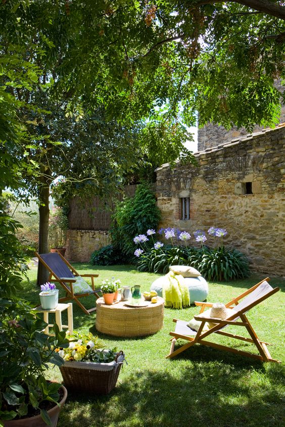 Simple concept for an outside rustic farmhouse dining room style