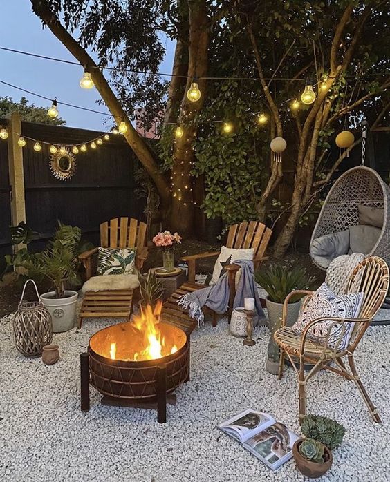 White pebbles as decorations in rustic backyard design