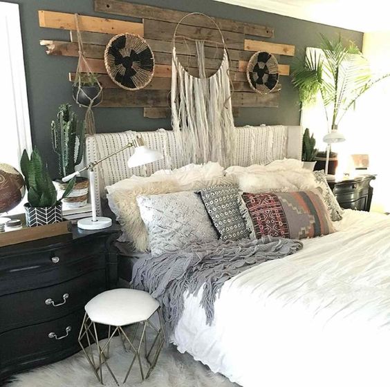 Natural decorations in industrial chic bedroom